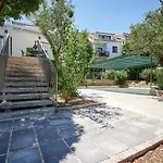 Lovor Vila *