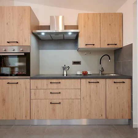 Lovor Вілла Трогір